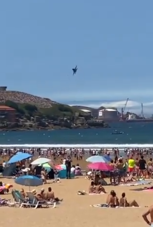 西班牙戰機噴煙俯衝擠滿人海灘 民眾:嚇死人(有片)