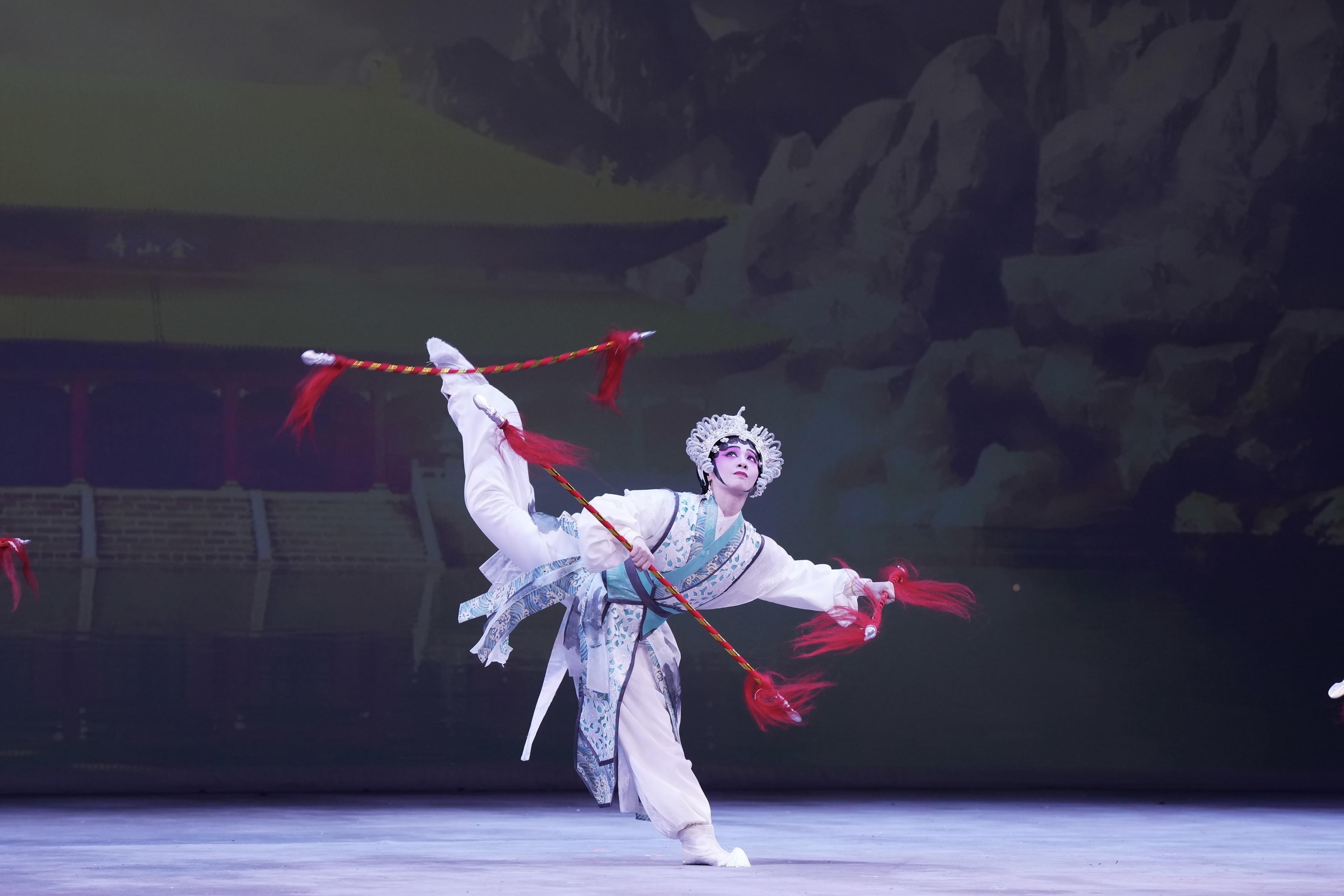 梁非同用後腿踼纓槍,精彩絕倫。