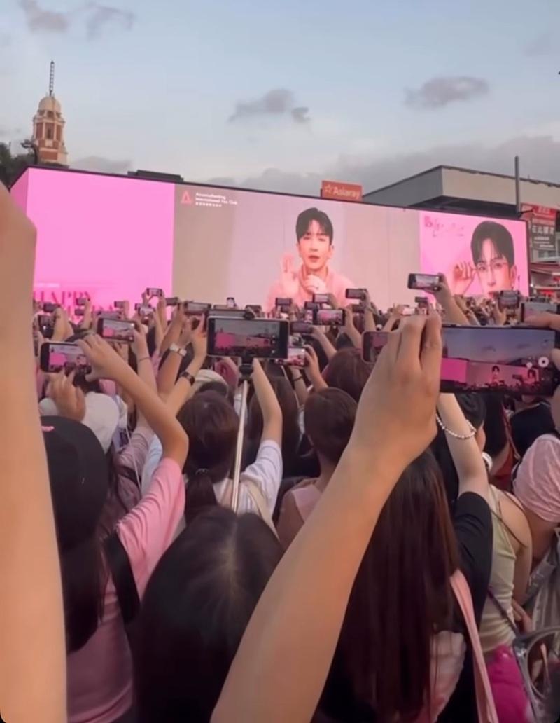 神徒舉機狂影。