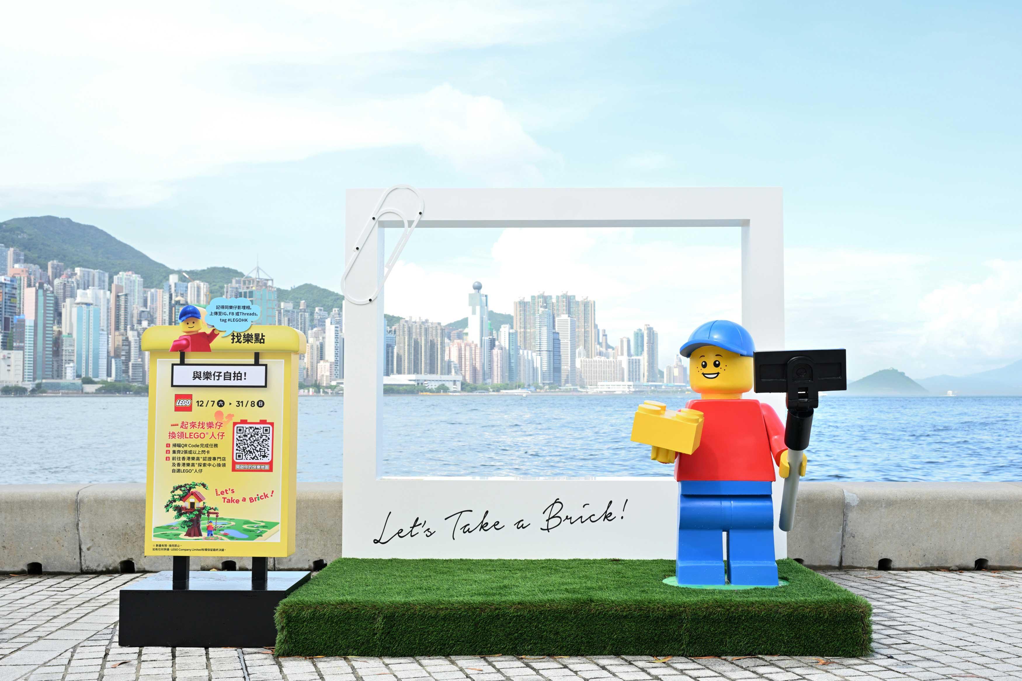 在海滨西草坪举起手机和乐仔自拍