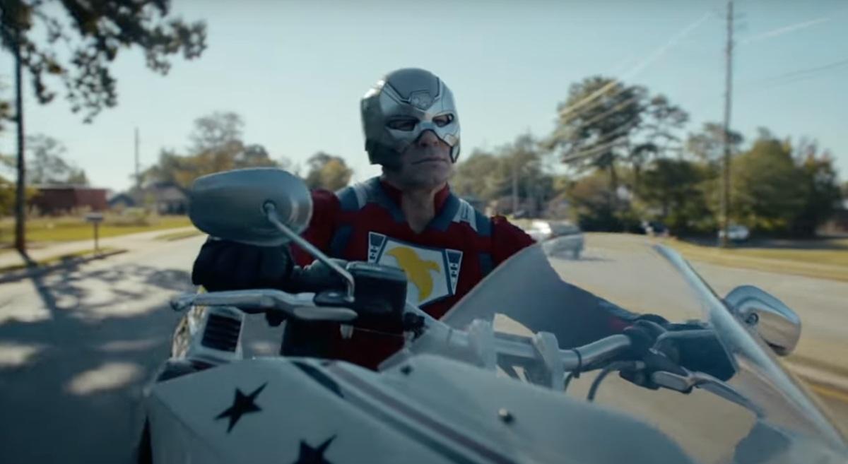 預告開首已見和平使者戴住新頭盔。