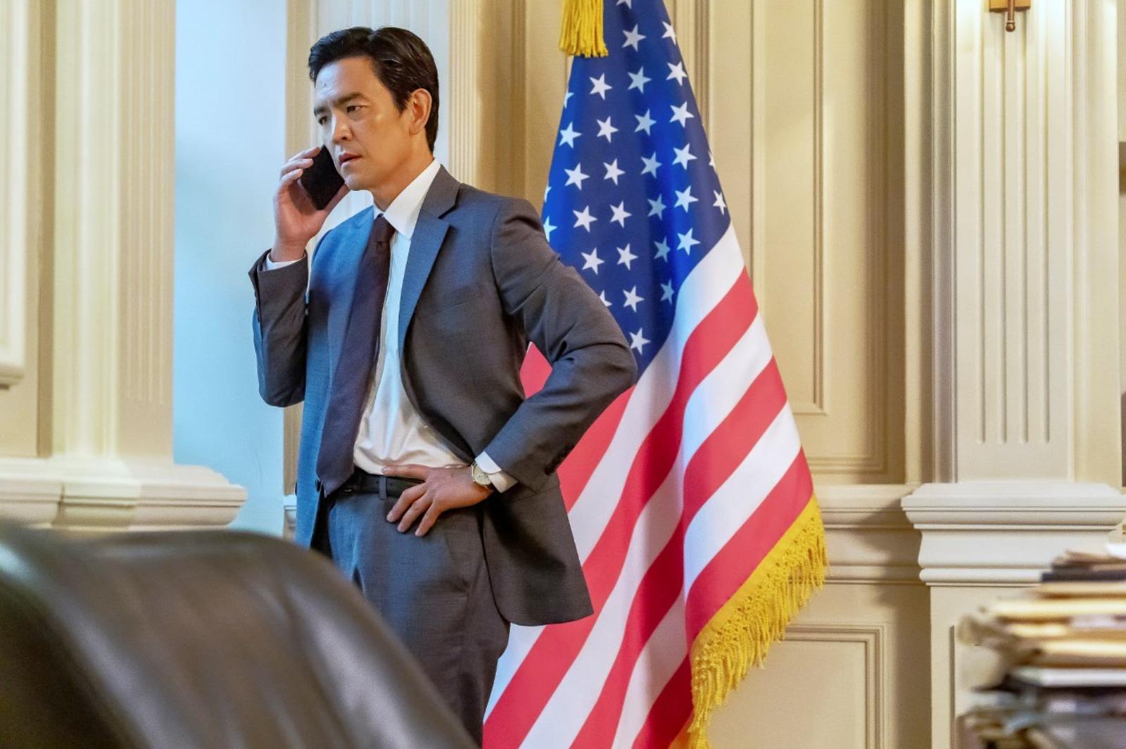 John Cho在《暴風圈》中飾演美國助理國務卿Anderson。