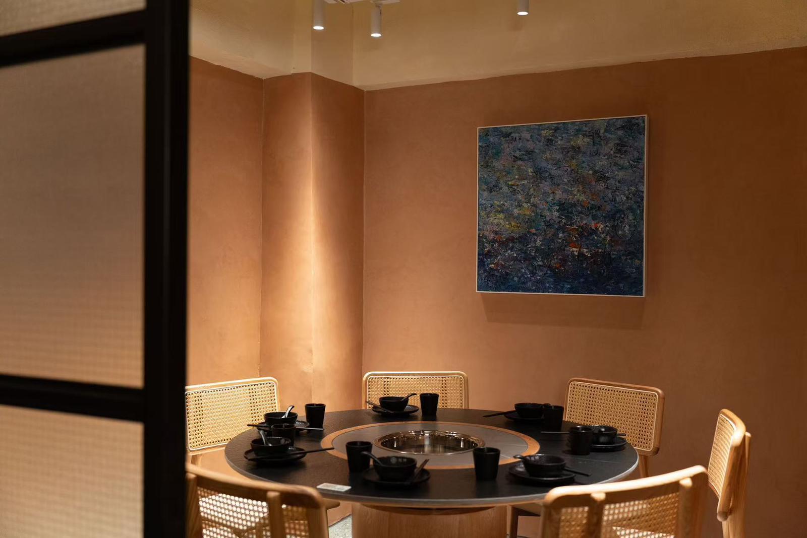 全店提供160個座位,並設有一間獨立 VIP 房,無加一服務費。