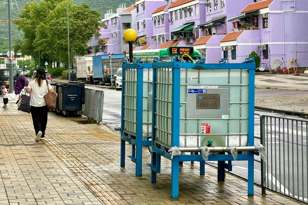 政府在受影響地區放置水箱。(民政事務總署FB)