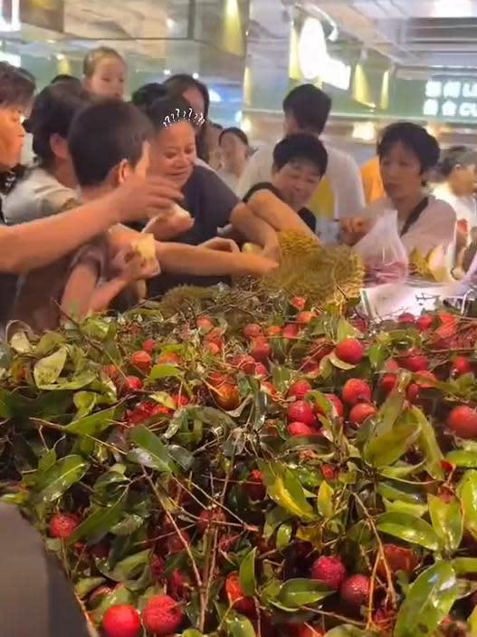內地網上近日瘋傳一段影片,河北邢臺某超市因開業低價促銷榴槤,多人圍聚榴槤貨架自行開果品嘗,有民眾抱孩經過「見者有份」,一同加入分食行列