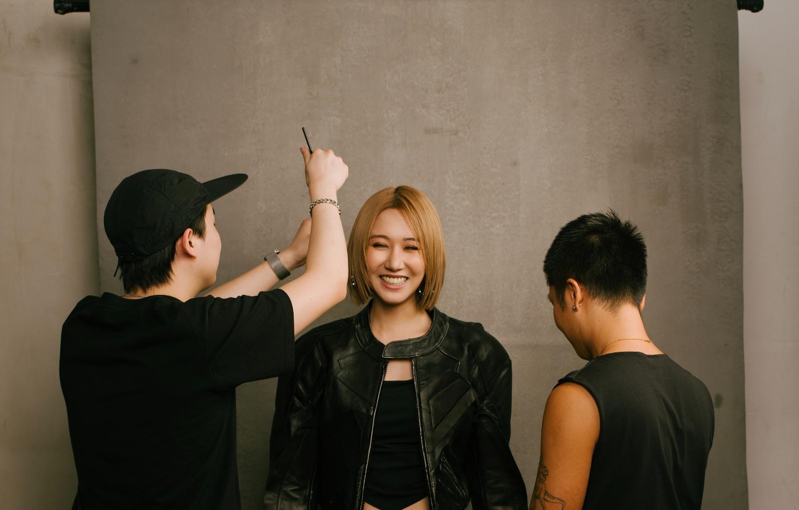 RIIANA公司,俾足資源捧她。