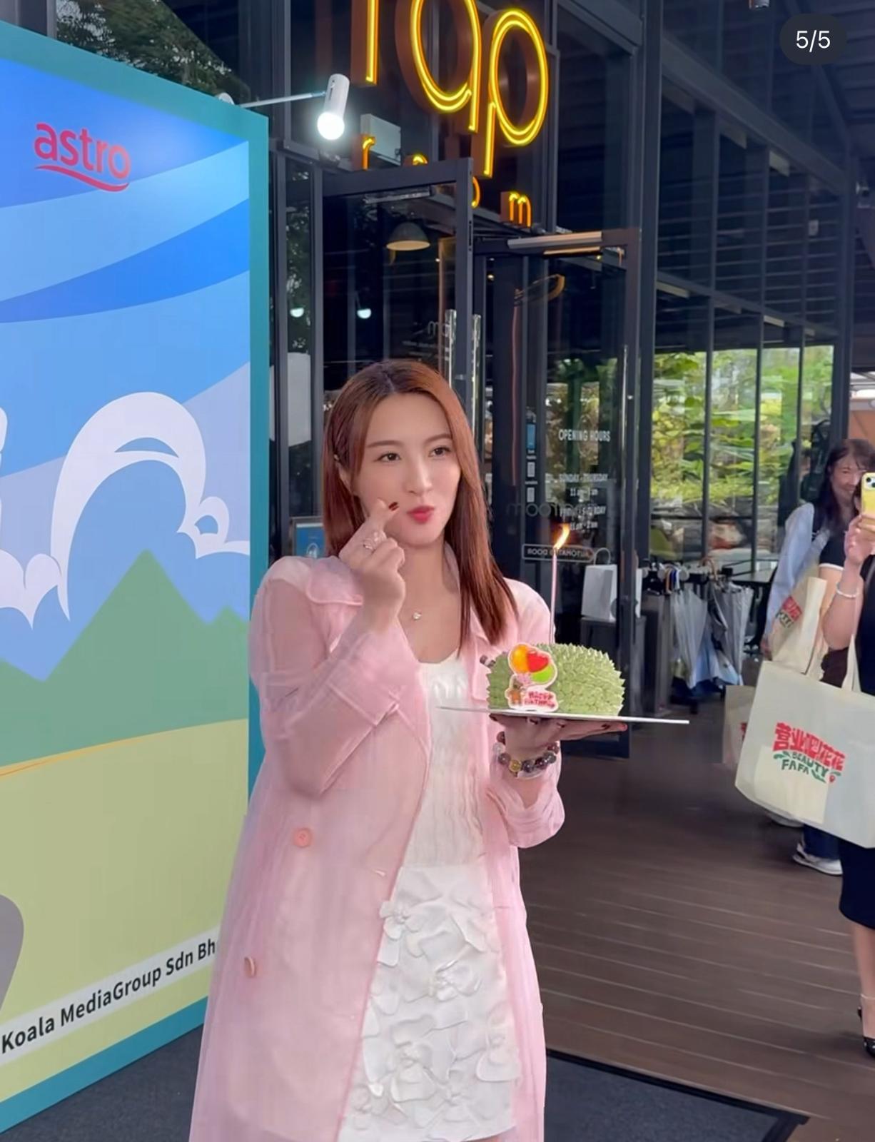 向來愛錫Fans「薔薇」的林夏薇,還獲Fans現場再度慶祝生日。