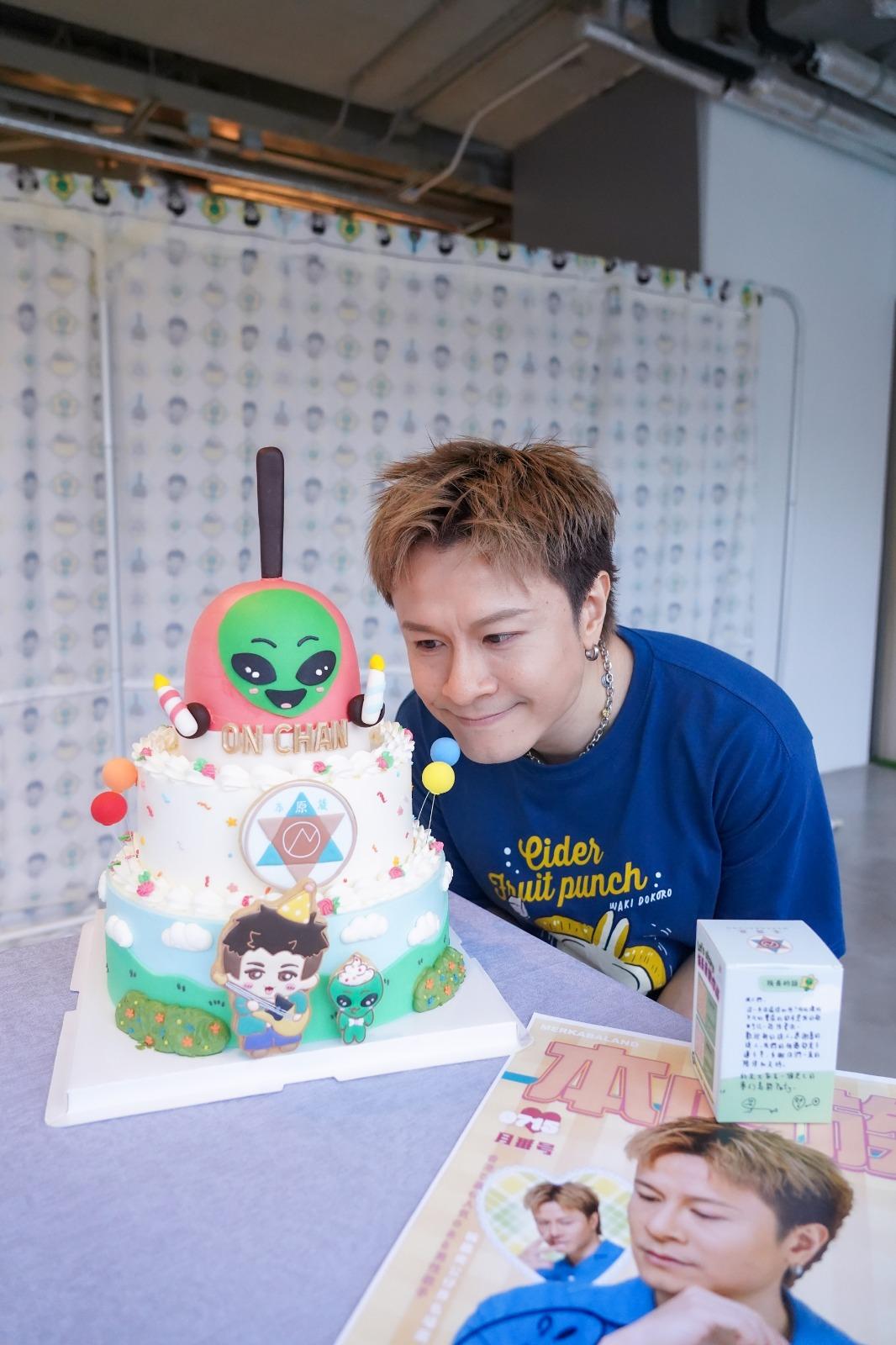 安仔與歌迷一起切外星人蛋糕。