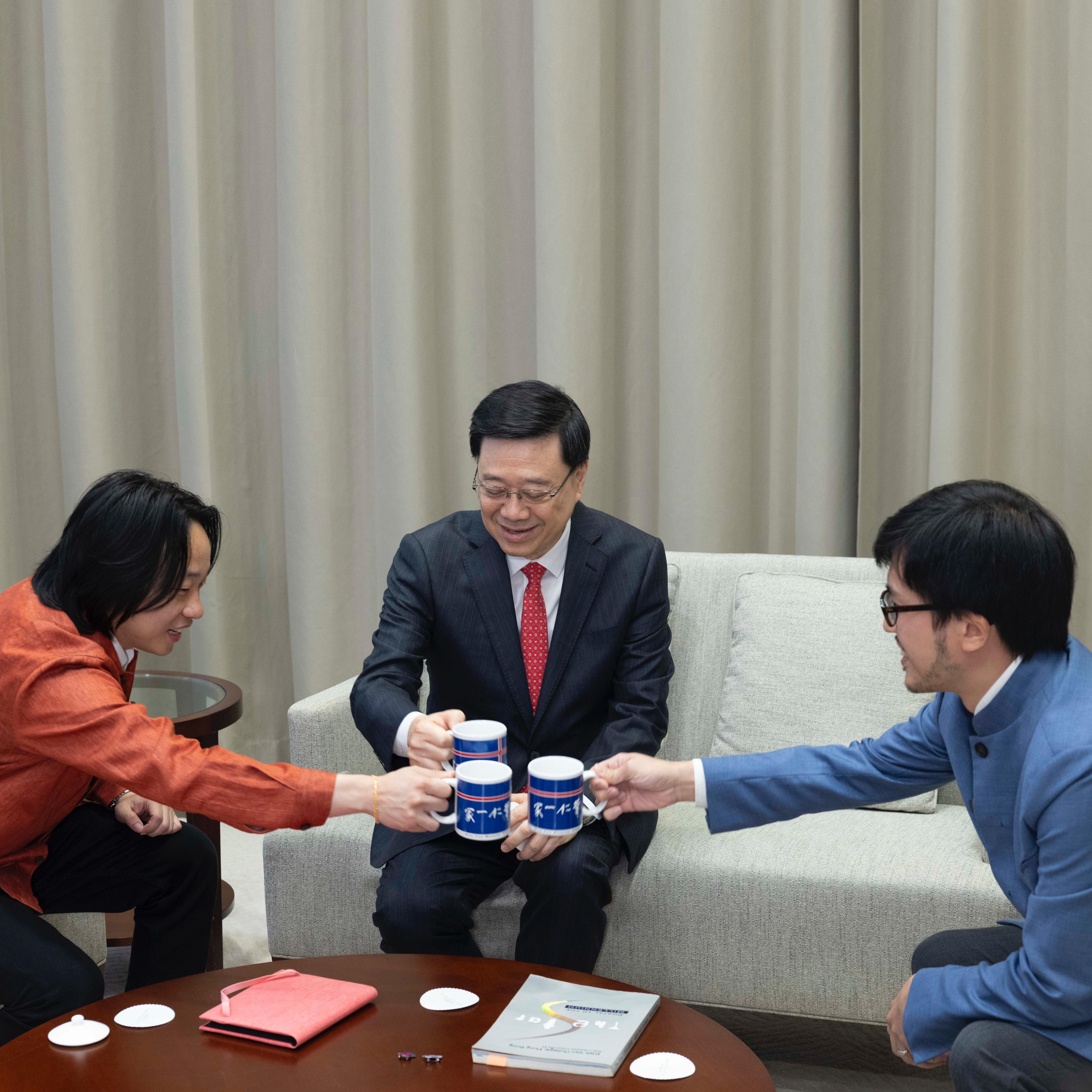 由左至右分別是歐陽萬成、李家超及何力治