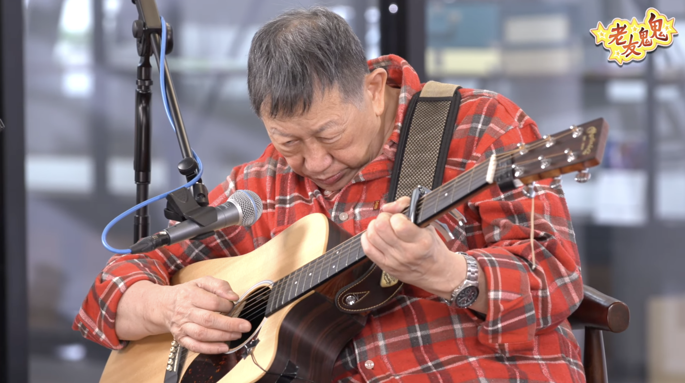 4年前訪問中,羅浩楷有彈結他jam歌。