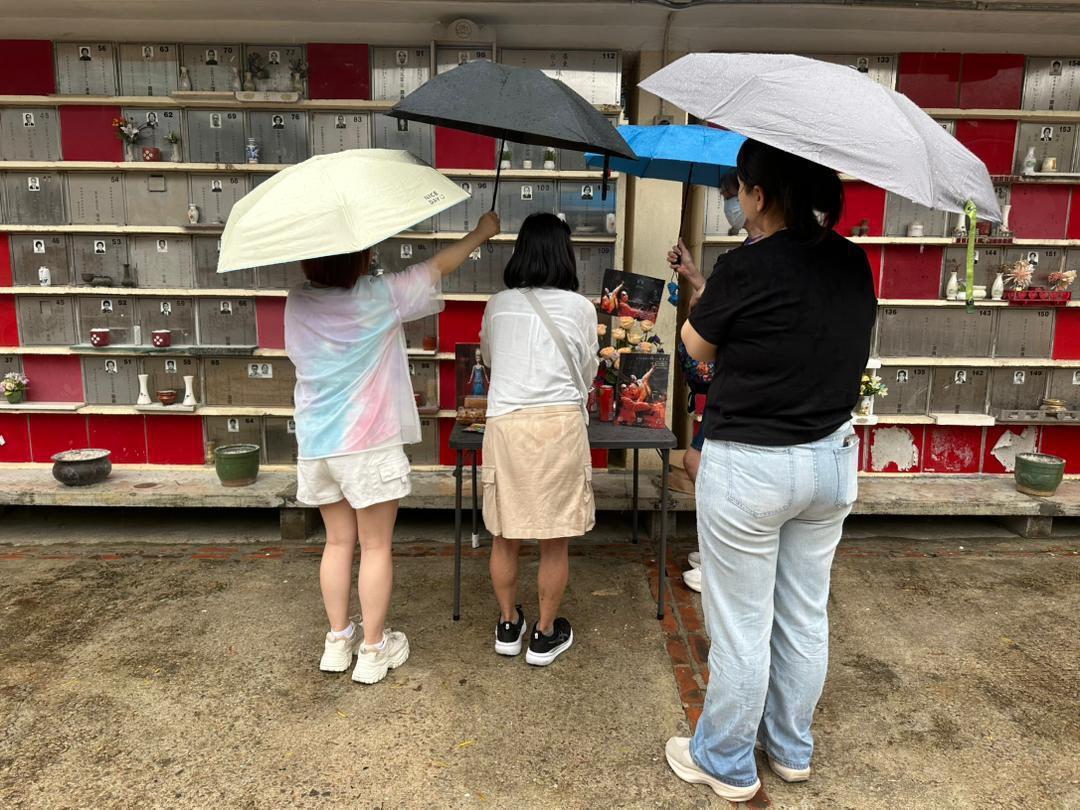 今日「梅艷芳國際歌迷會」大批歌迷冒著紅雨拜祭偶像。