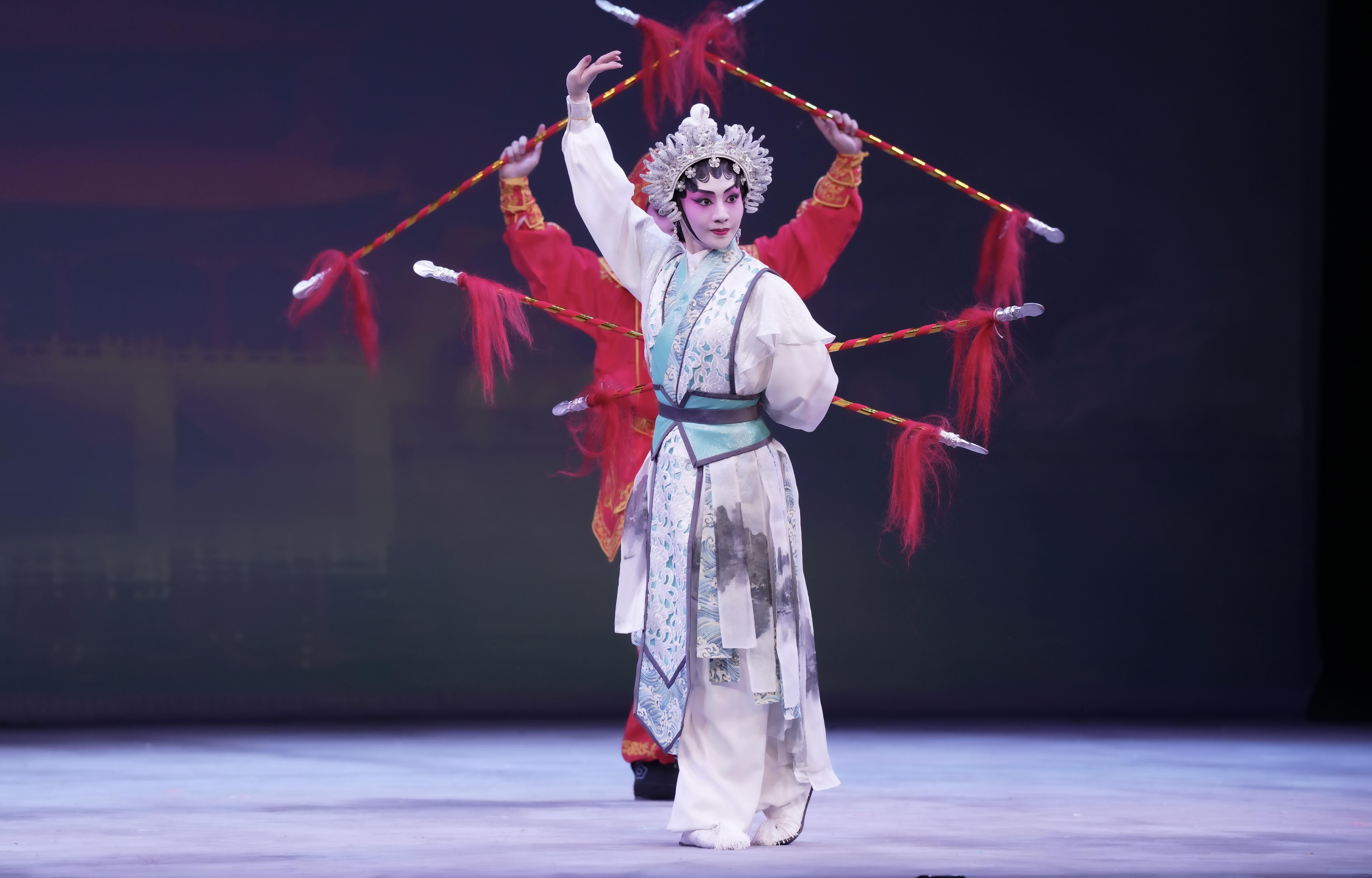 刀馬旦梁非同,武功出色。