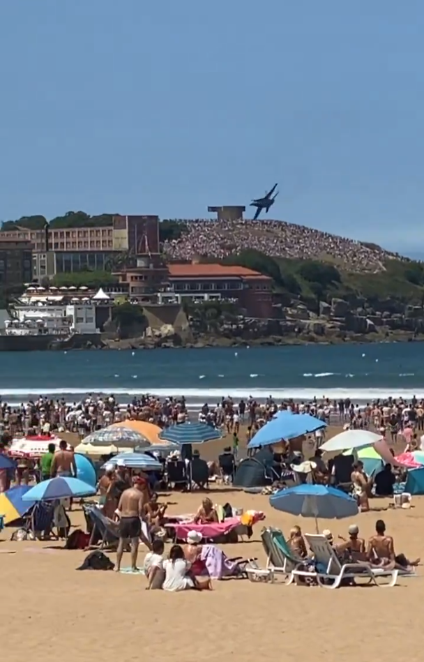 西班牙戰機噴煙俯衝擠滿人海灘 民眾:嚇死人(有片)