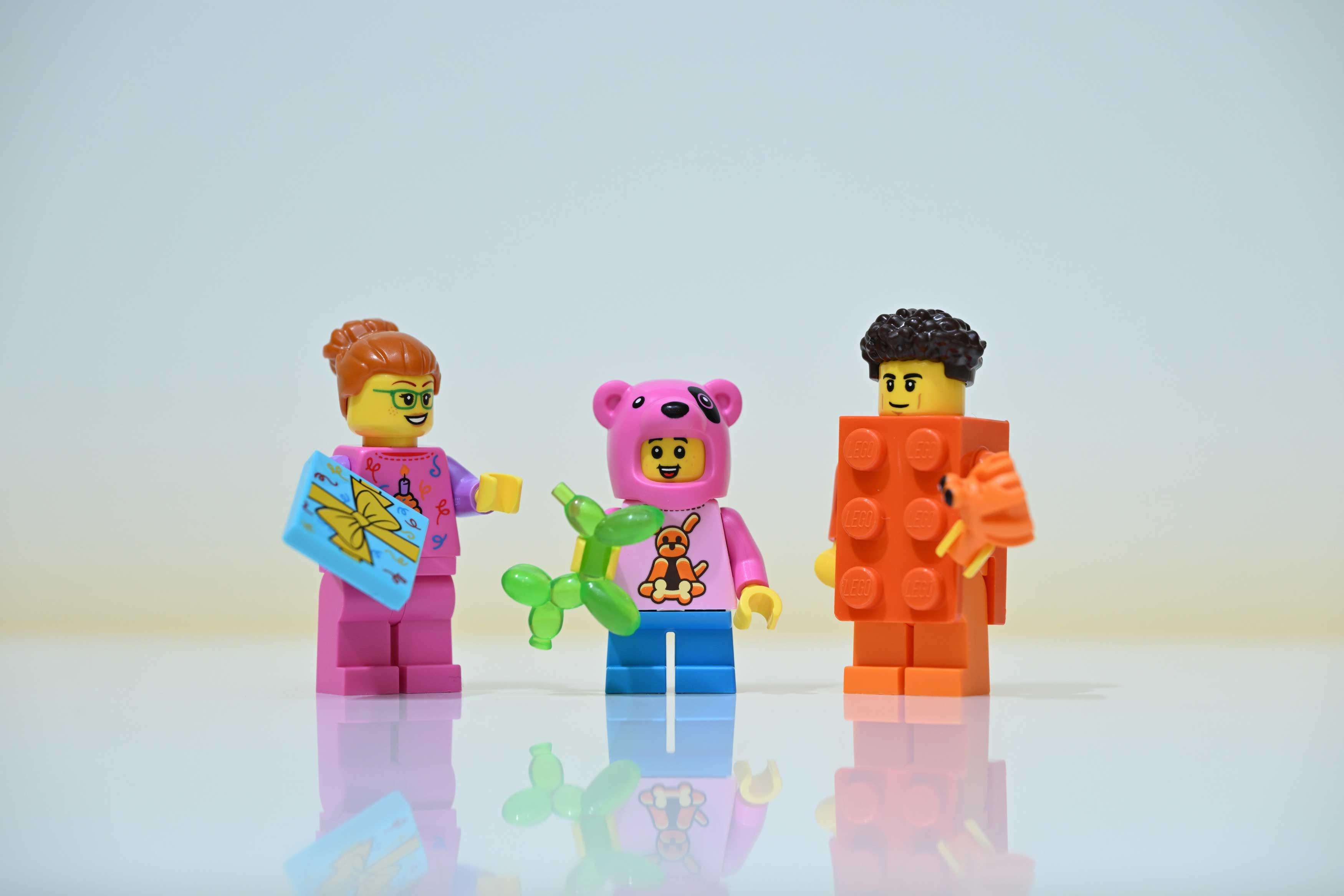 解锁2个以上小乐闪卡,可获自选LEGO®人仔乙个。