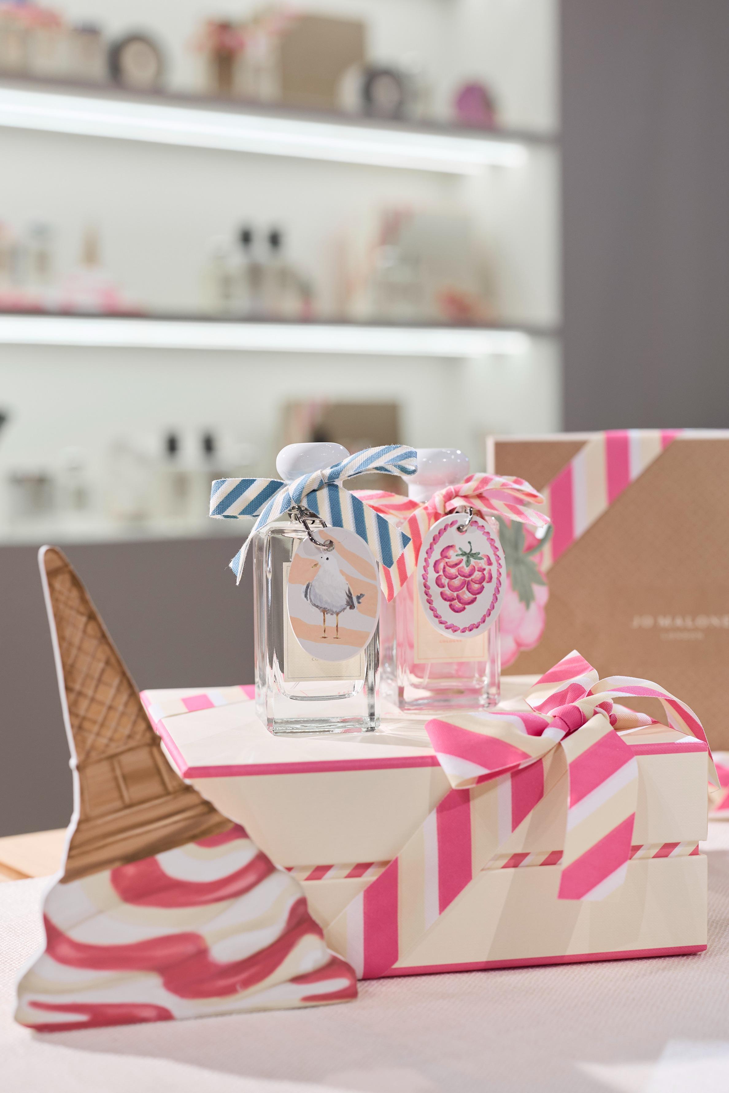 參加英倫陶繪吊飾工作坊,可親手繪畫陶瓷及裝飾專屬英倫吊飾。