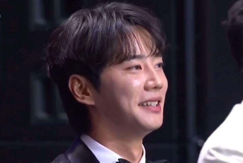 鏡頭繼續拍下李浚赫的尷尬表情。