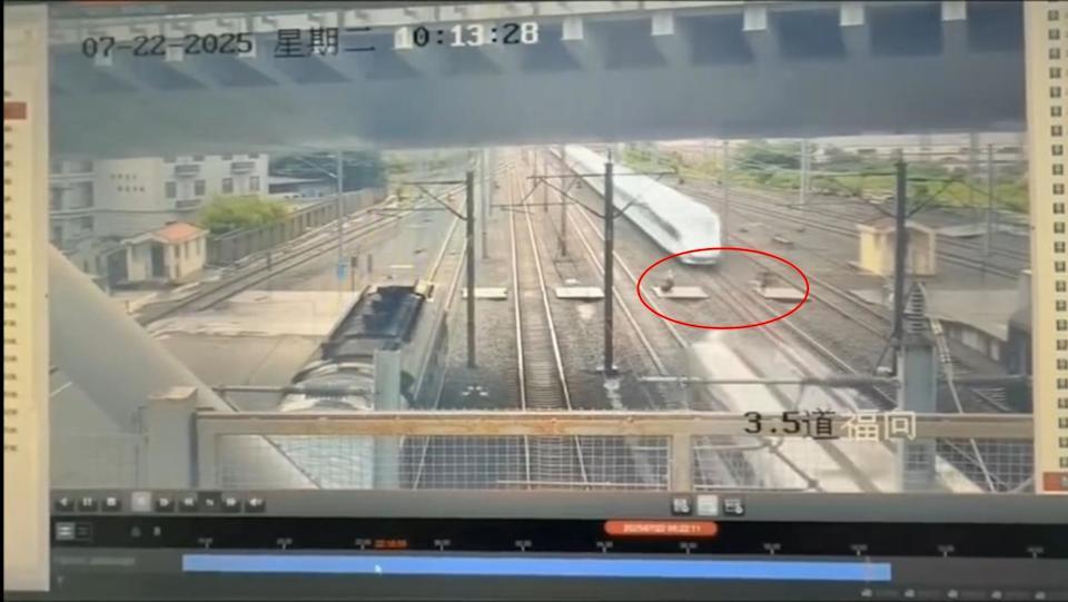 見雙向列車直衝過來,一人留在原地、一人急奔逃。(圖/翻攝極目新聞)