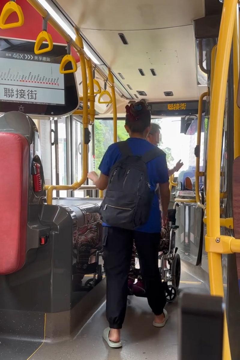 有巴士乘客拍片指輪椅乘客落車要由同行車自行開輪椅板,車長在旁未有協助,九巴調查發現事實的另一版本。(Threads網民akanatalie2影片截圖)