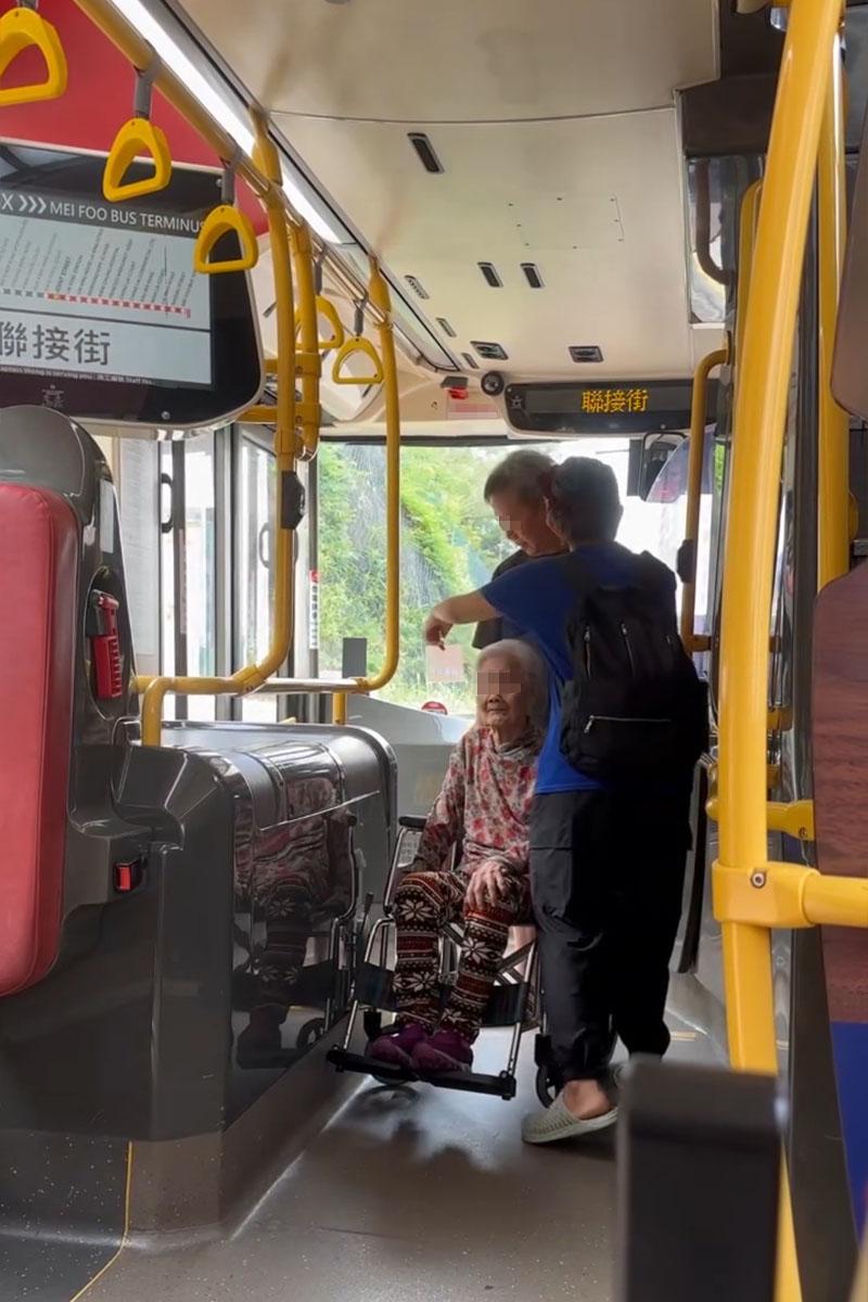 有巴士乘客拍片指輪椅乘客落車要由同行車自行開輪椅板,車長在旁未有協助,九巴調查發現事實的另一版本。(Threads網民akanatalie2影片截圖)