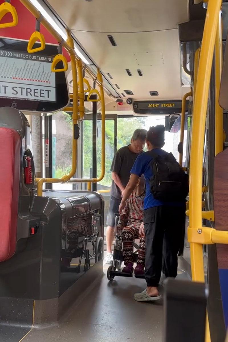 有巴士乘客拍片指輪椅乘客落車要由同行車自行開輪椅板,車長在旁未有協助,九巴調查發現事實的另一版本。(Threads網民akanatalie2影片截圖)