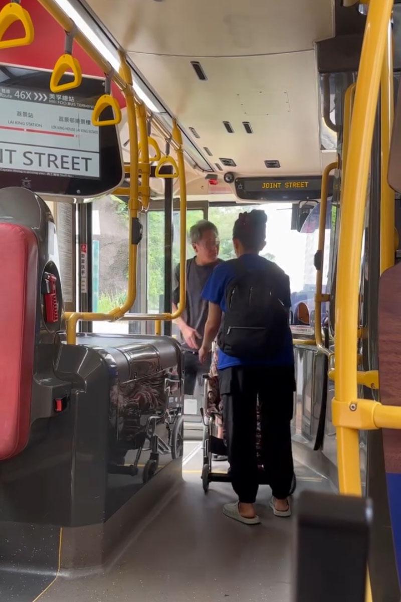 有巴士乘客拍片指輪椅乘客落車要由同行車自行開輪椅板,車長在旁未有協助,九巴調查發現事實的另一版本。(Threads網民akanatalie2影片截圖)