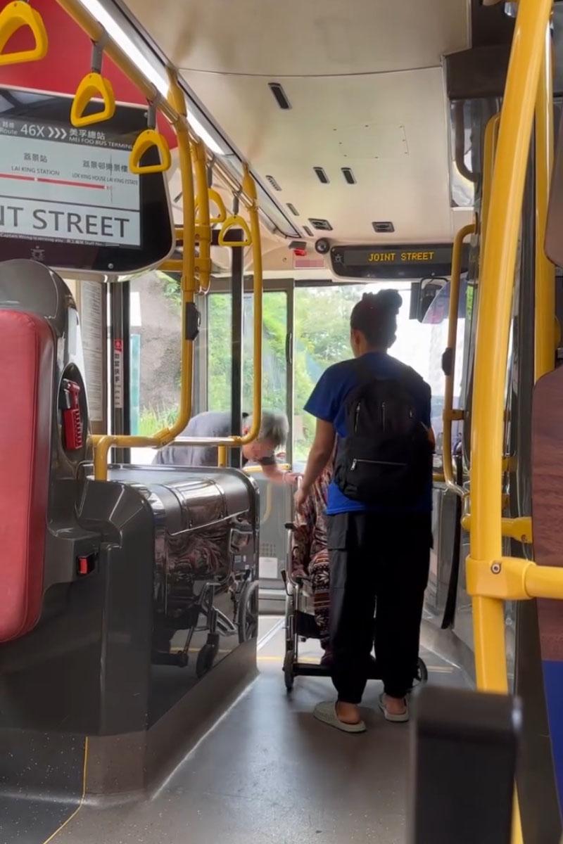 有巴士乘客拍片指輪椅乘客落車要由同行車自行開輪椅板,車長在旁未有協助,九巴調查發現事實的另一版本。(Threads網民akanatalie2影片截圖)
