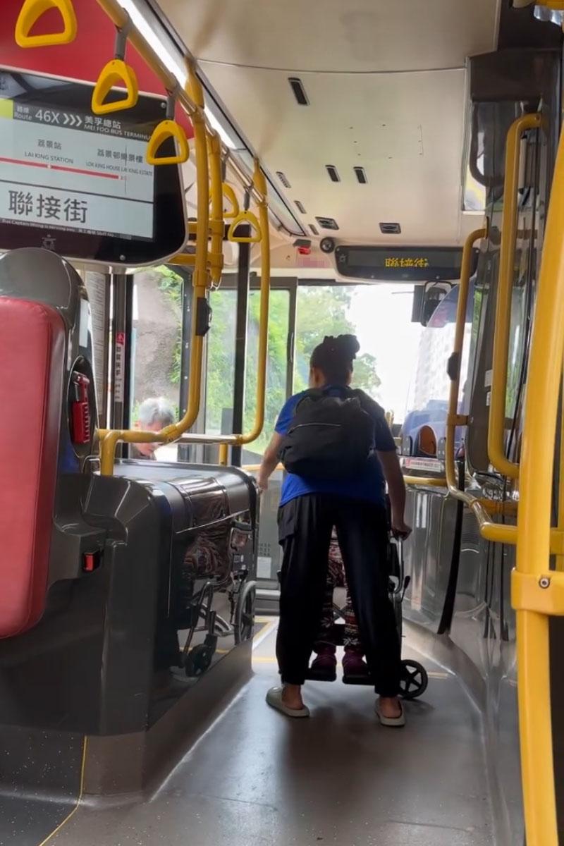 有巴士乘客拍片指輪椅乘客落車要由同行車自行開輪椅板,車長在旁未有協助,九巴調查發現事實的另一版本。(Threads網民akanatalie2影片截圖)