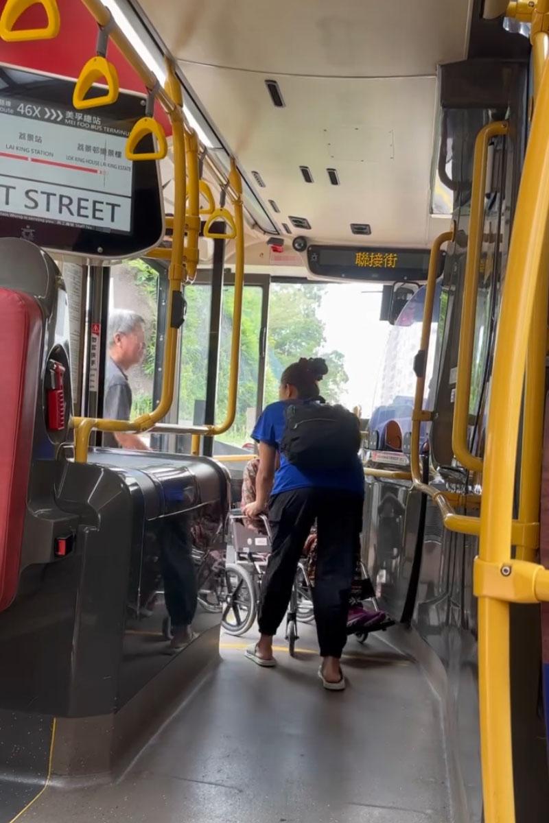有巴士乘客拍片指輪椅乘客落車要由同行車自行開輪椅板,車長在旁未有協助,九巴調查發現事實的另一版本。(Threads網民akanatalie2影片截圖)