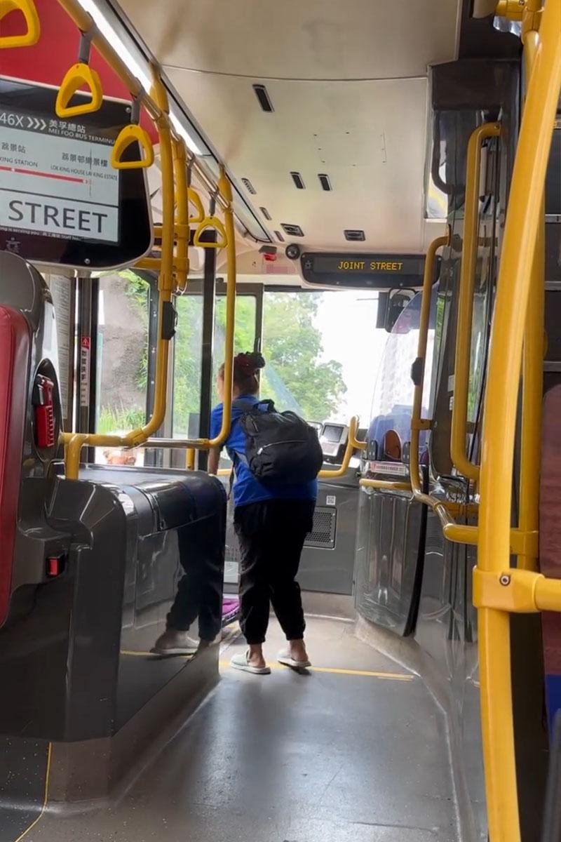 有巴士乘客拍片指輪椅乘客落車要由同行車自行開輪椅板,車長在旁未有協助,九巴調查發現事實的另一版本。(Threads網民akanatalie2影片截圖)