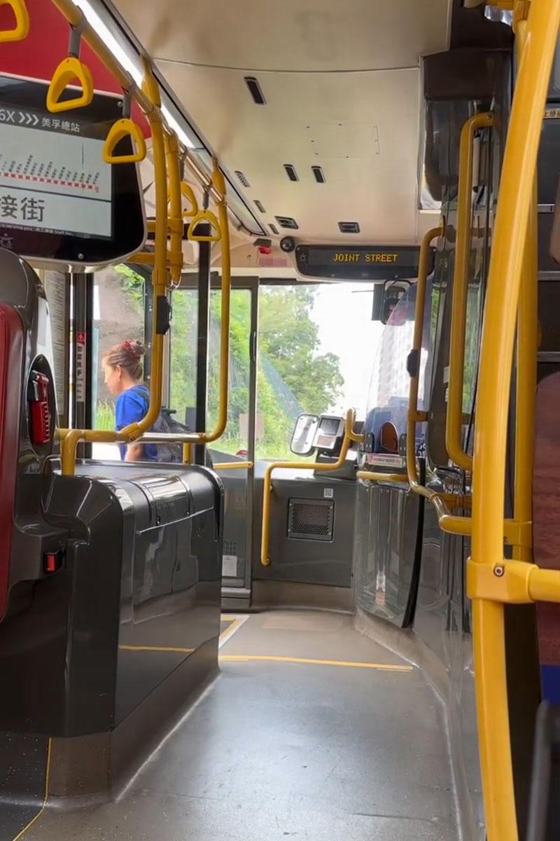 有巴士乘客拍片指輪椅乘客落車要由同行車自行開輪椅板,車長在旁未有協助,九巴調查發現事實的另一版本。(Threads網民akanatalie2影片截圖)