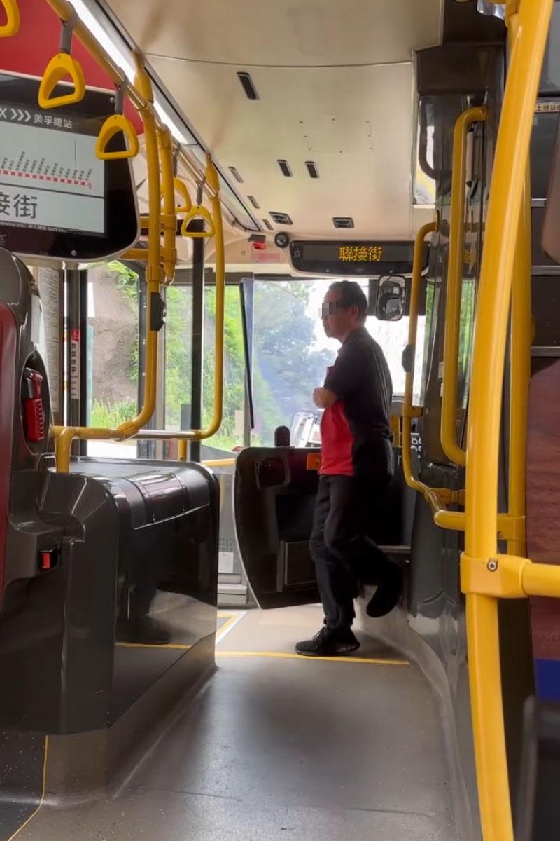 有巴士乘客拍片指輪椅乘客落車要由同行車自行開輪椅板,車長在旁未有協助,九巴調查發現事實的另一版本。(Threads網民akanatalie2影片截圖)