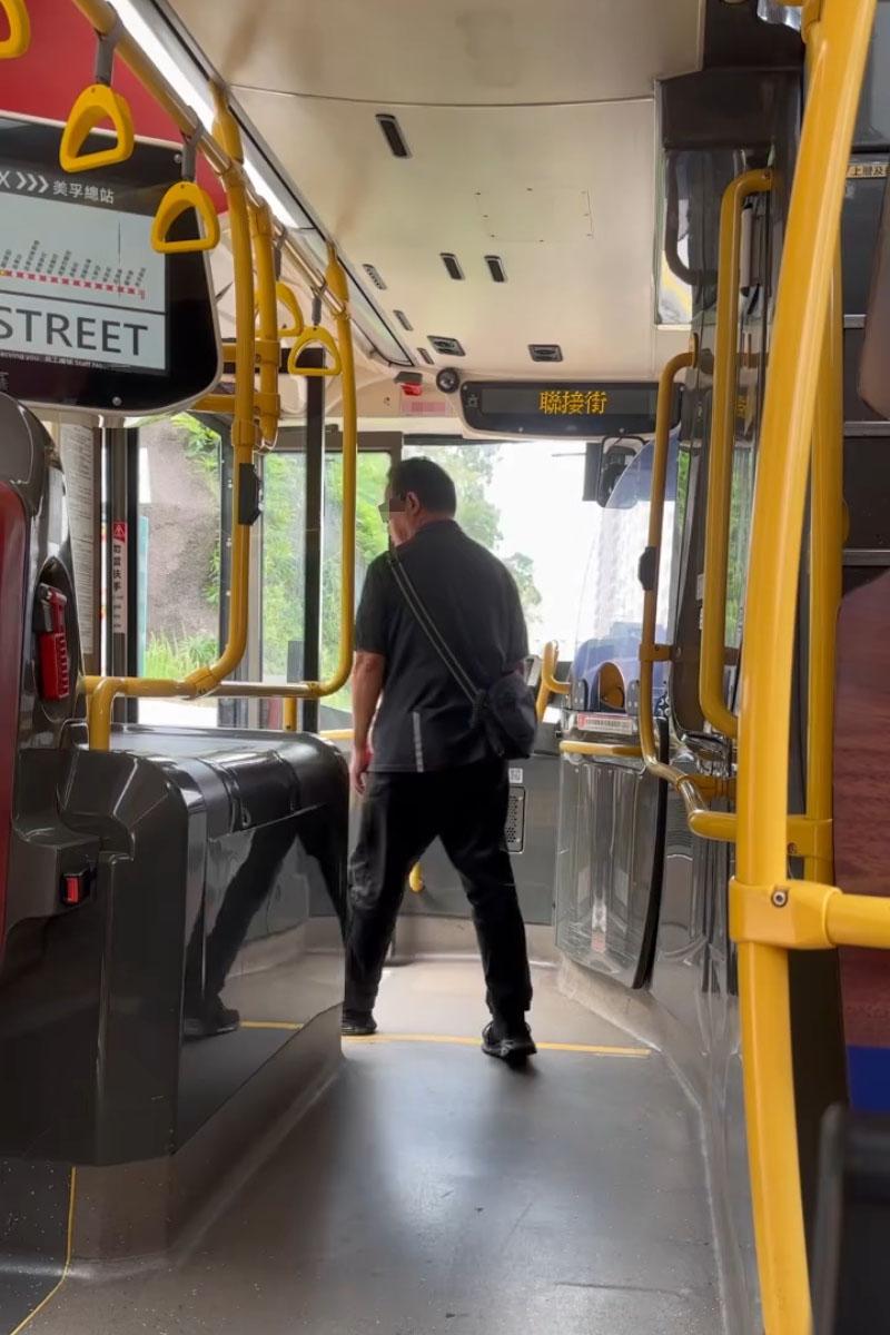 有巴士乘客拍片指輪椅乘客落車要由同行車自行開輪椅板,車長在旁未有協助,九巴調查發現事實的另一版本。(Threads網民akanatalie2影片截圖)