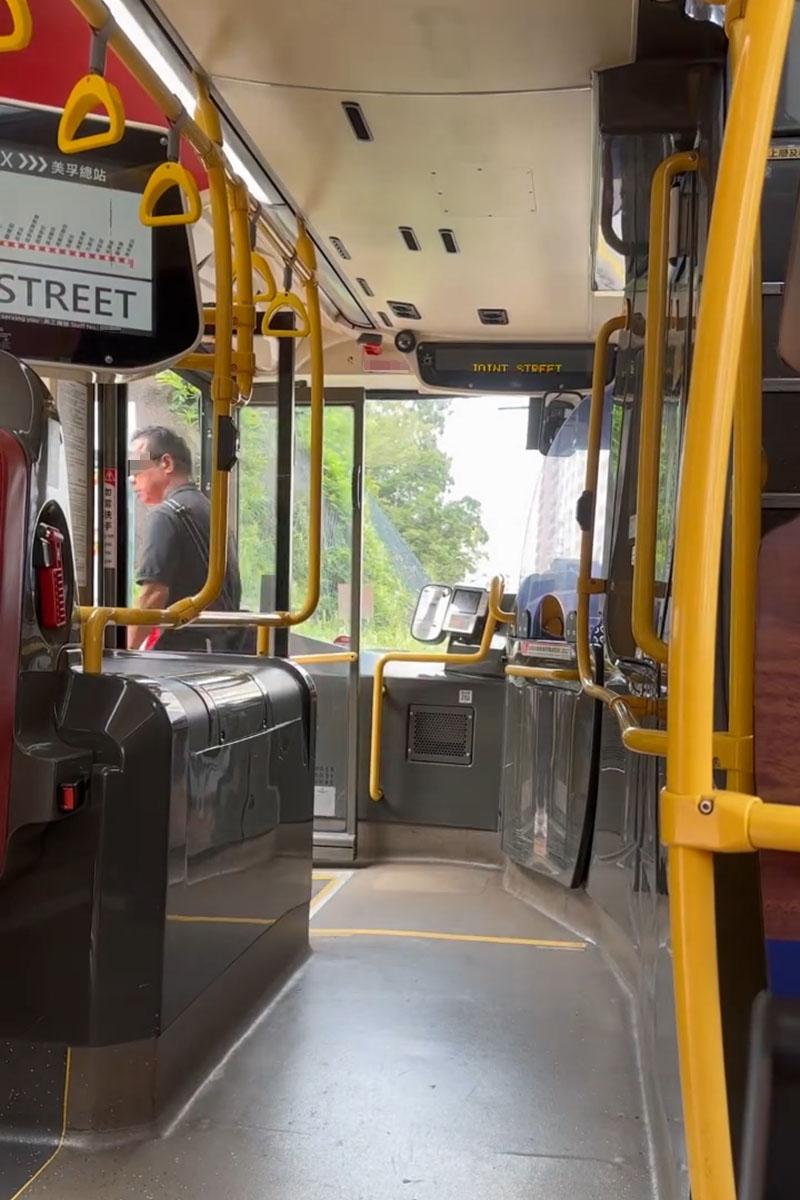 有巴士乘客拍片指輪椅乘客落車要由同行車自行開輪椅板,車長在旁未有協助,九巴調查發現事實的另一版本。(Threads網民akanatalie2影片截圖)