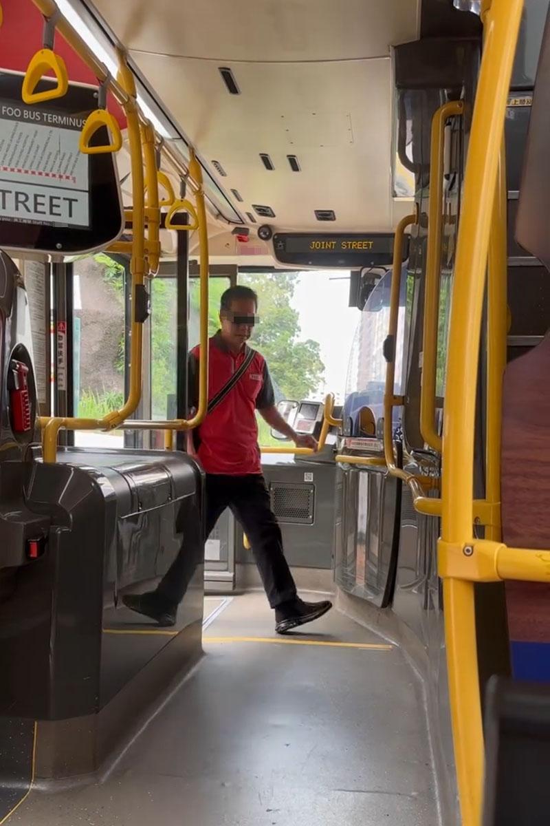 有巴士乘客拍片指輪椅乘客落車要由同行車自行開輪椅板,車長在旁未有協助,九巴調查發現事實的另一版本。(Threads網民akanatalie2影片截圖)