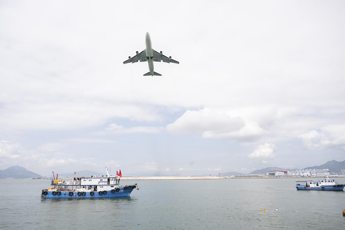 機管局上月在機場中跑道及南跑道敷設了人工魚礁的位置,投放6萬條幼魚。(機管局圖片)