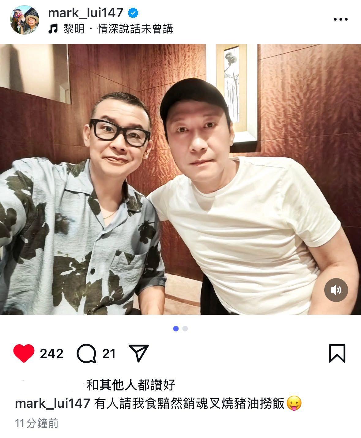 Leon穿白T恤加Cap帽打扮出現。