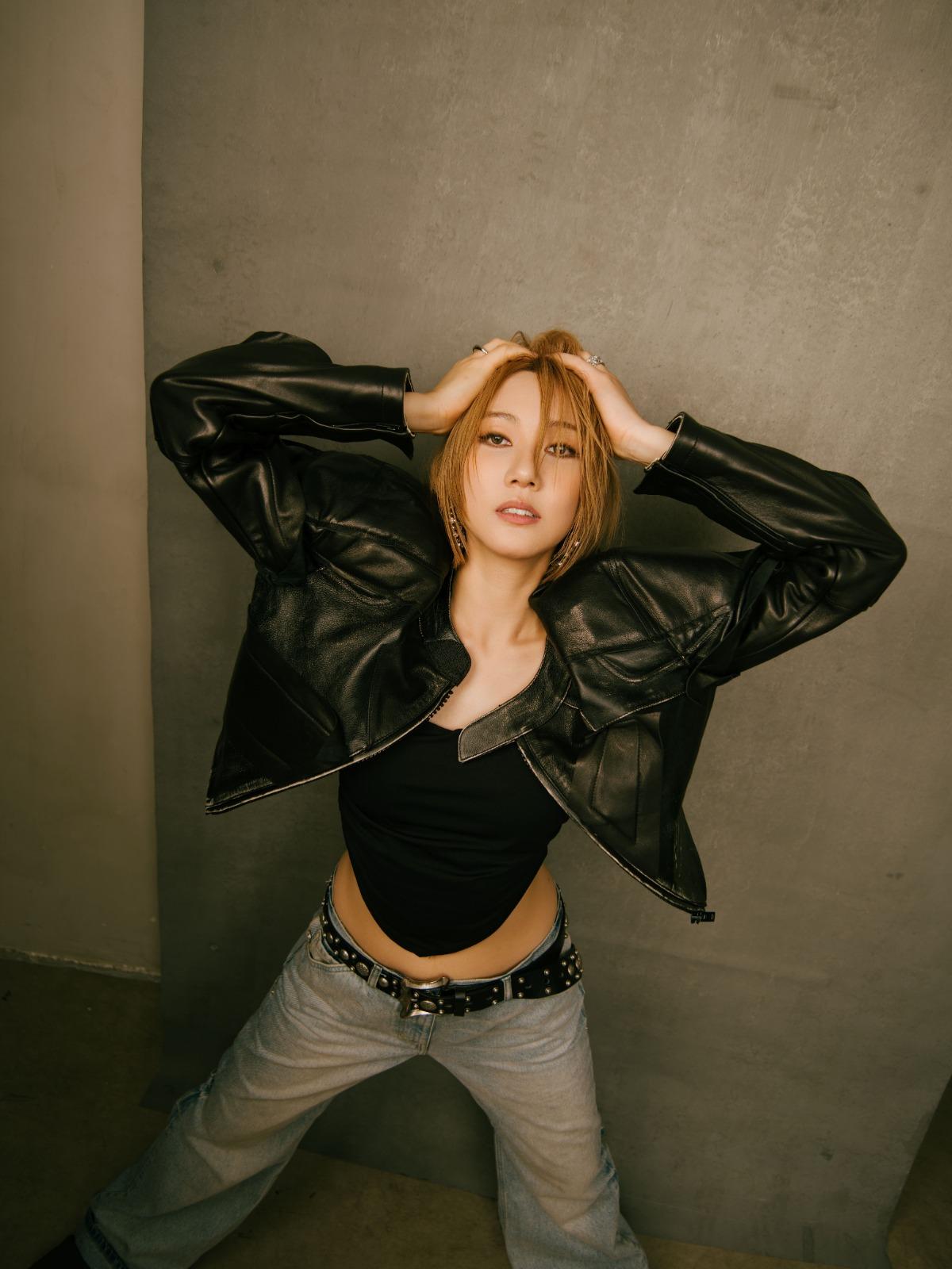 RIIANA曾於北京現代音樂學院修讀聲樂。