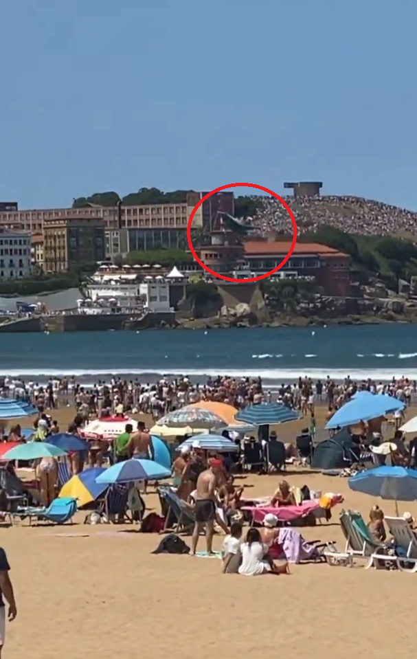 西班牙戰機噴煙俯衝擠滿人海灘 民眾:嚇死人(有片)