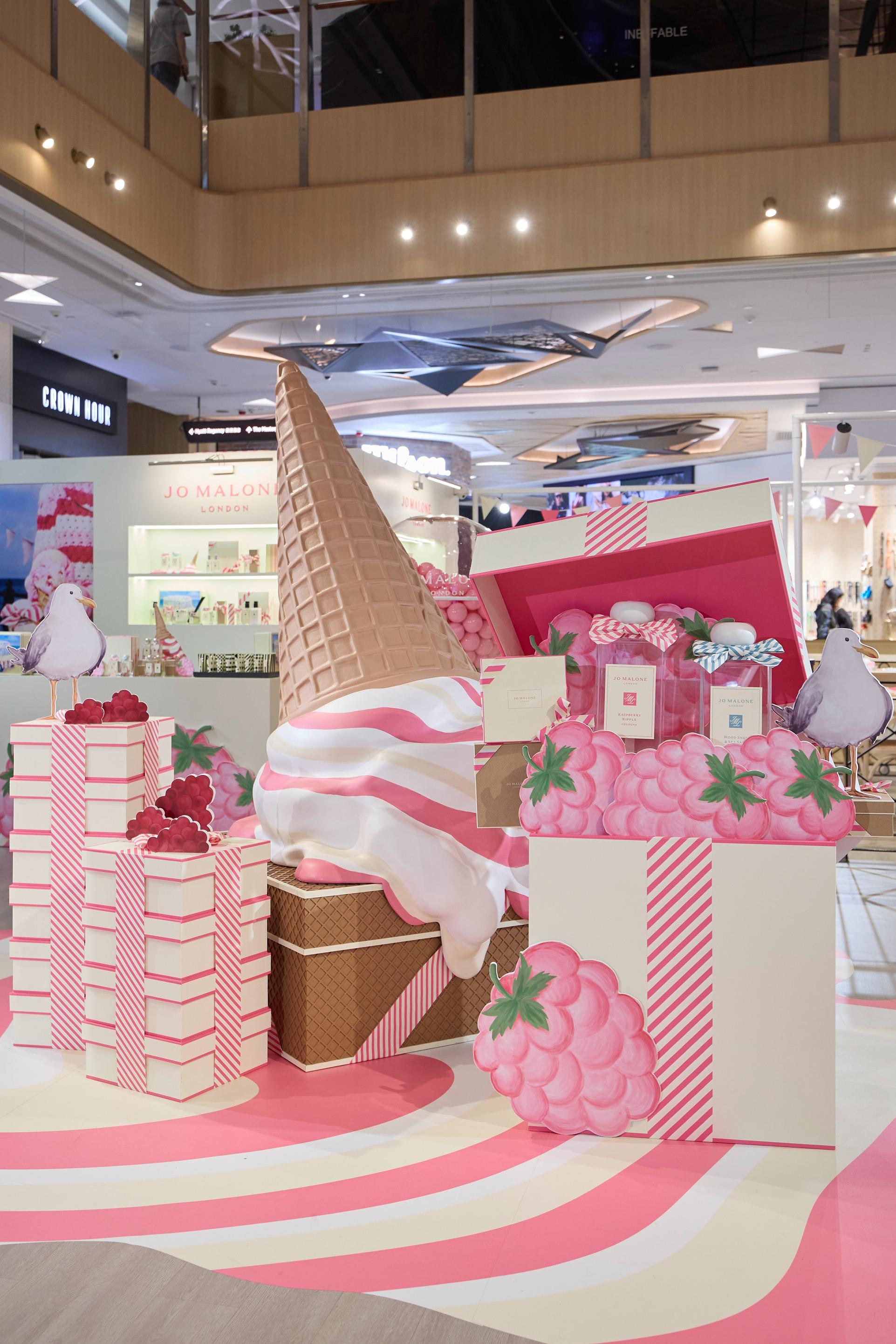 粉嫩色調的巨型雪糕甜筒打卡位。