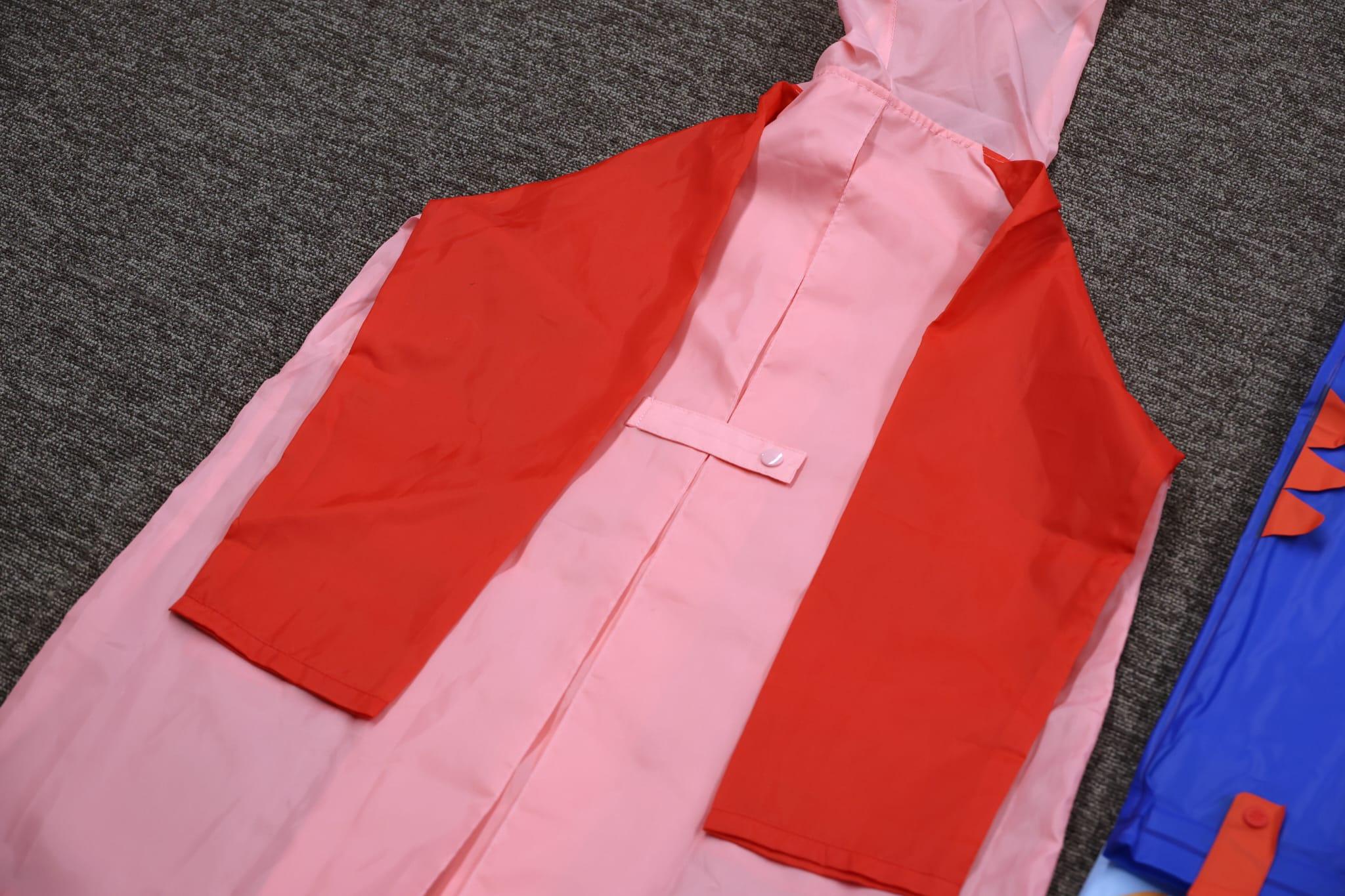 消費者委員會測試市面上14款兒童雨衣及雨披樣本。(林俊源 攝)