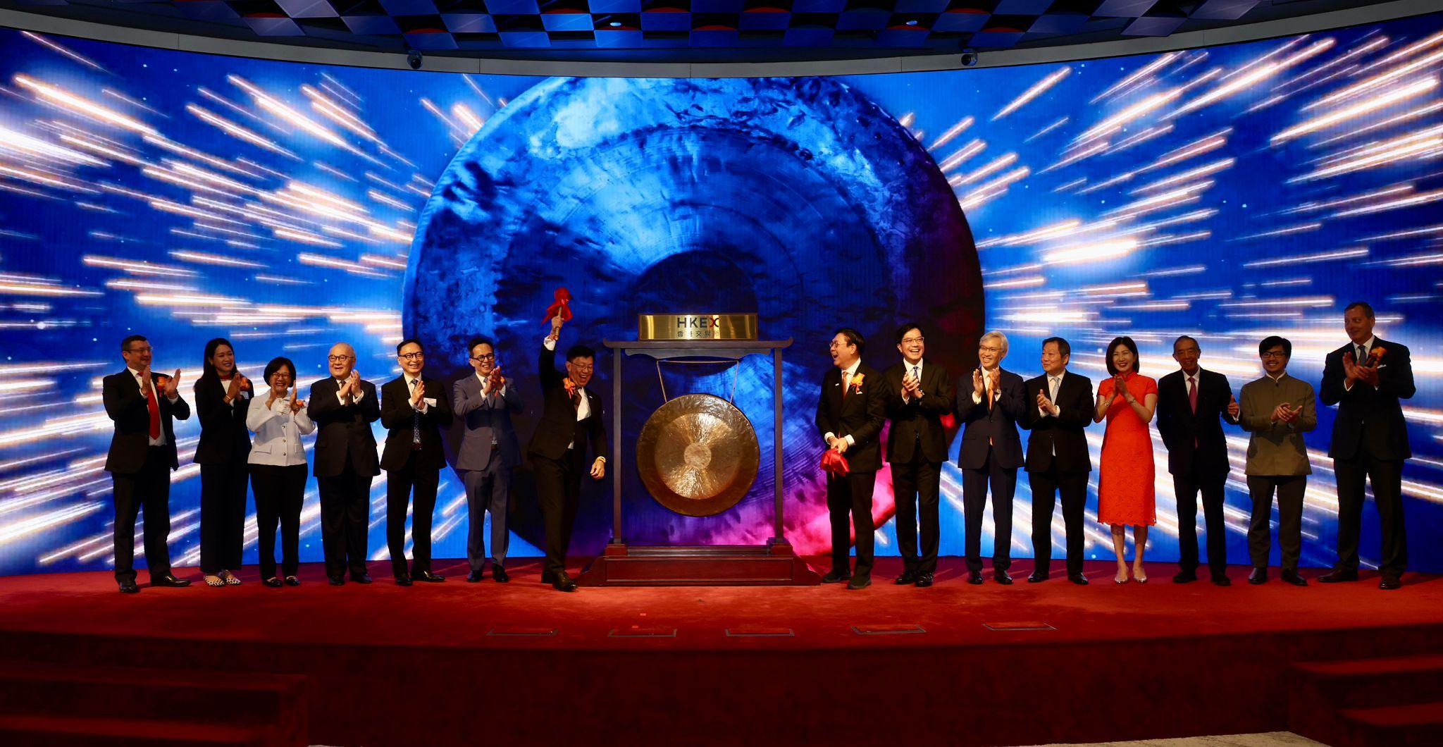 富衛集團創辦人李澤楷及集團主席馬時亨等今早出席上市儀式。