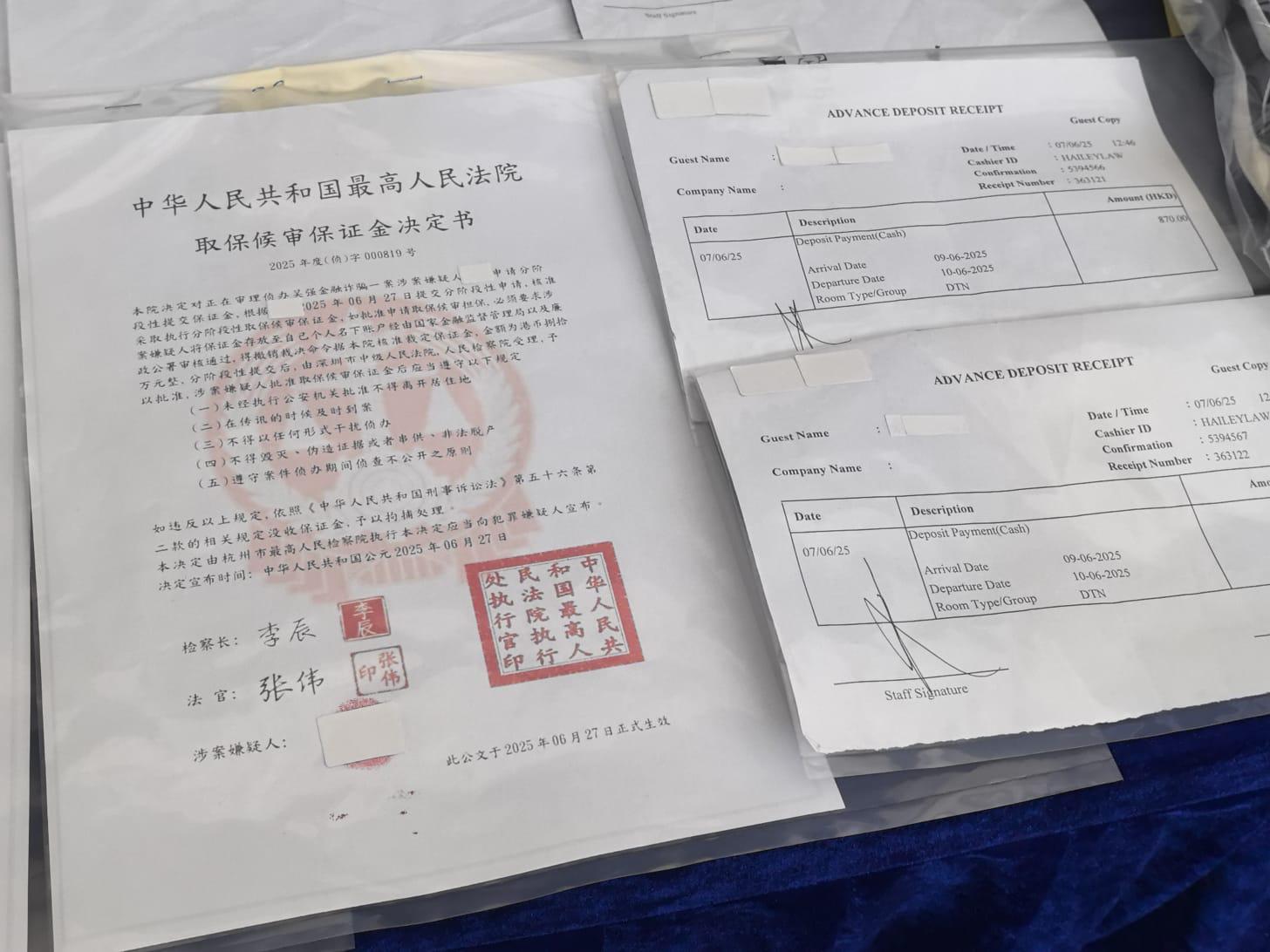 警方新界南總區刑事部展開打擊假冒官員電話騙案行動,以「以欺騙手段取得財產罪」罪拘捕2名男子,年齡分別為19及25歲。圖為警方檢獲的證物。