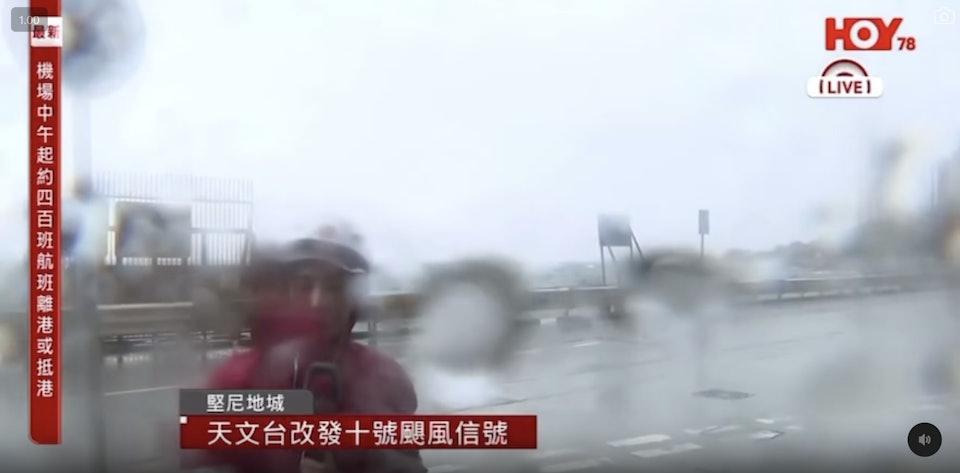 高靖在報道新聞期間見她站在岸邊十米外位置,鏡頭幾乎已被雨水遮蔽。