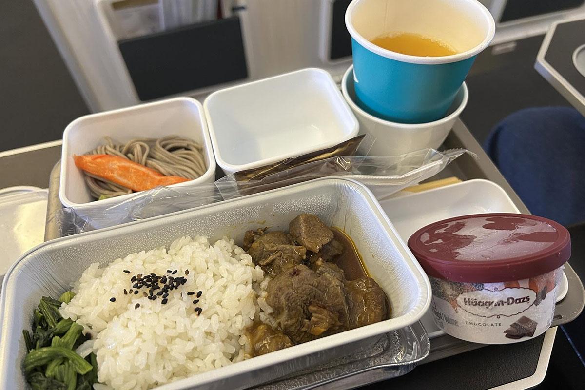 有網民發帖查詢飛機餐盤有空盒的原因。(Threads圖片)