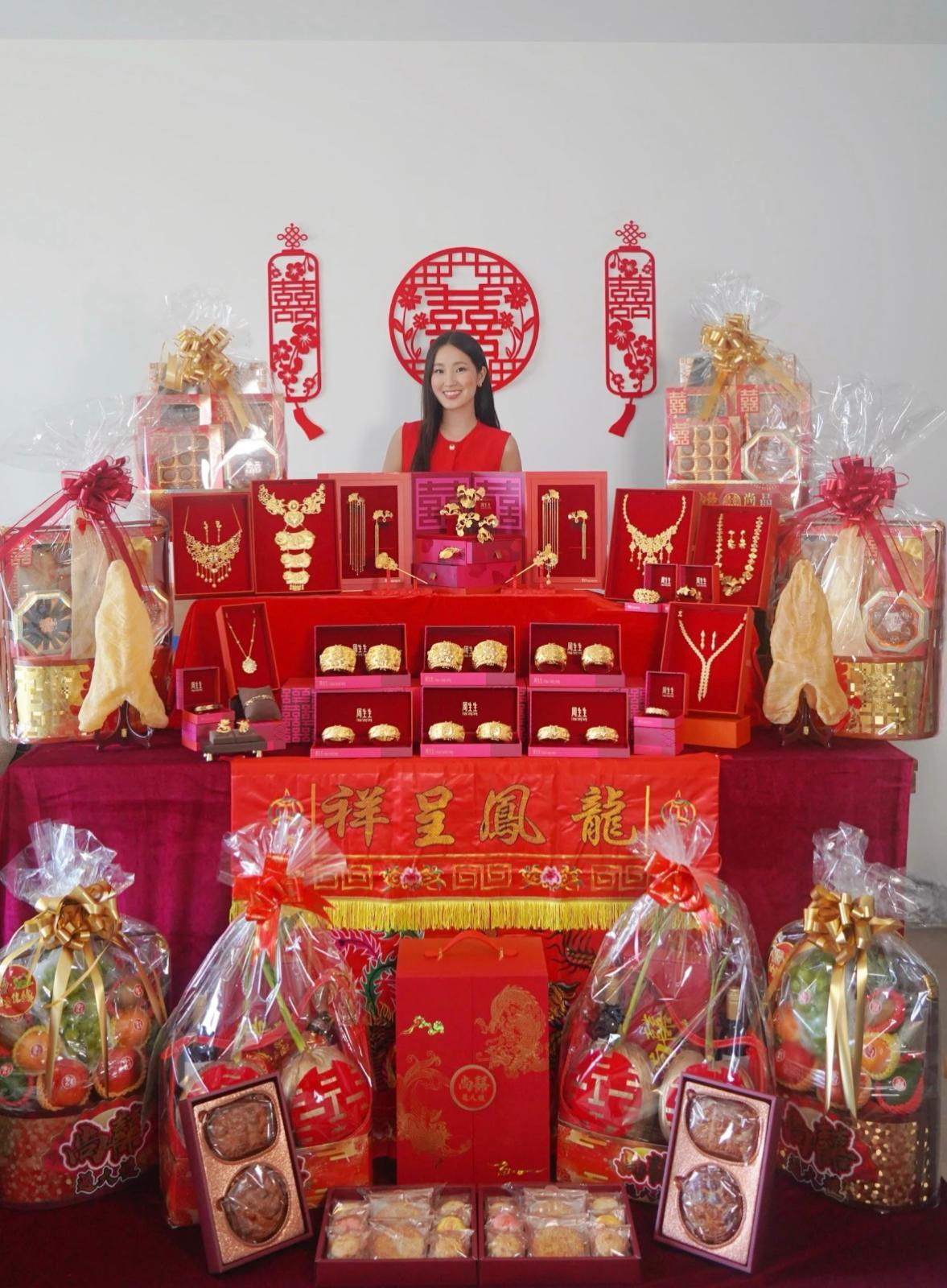 客廳擺滿各式聘禮,包括鮑參翅肚等海味、美酒、禮餅,更引人注目的是六對重磅龍鳳鈪、黃金髮飾及足金項鏈等,金光閃閃盡顯氣派。