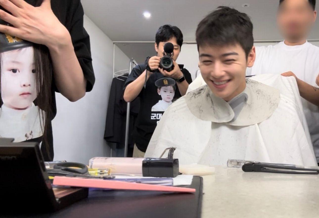 車銀優昨日在社交網貼出自己已剪髮為入伍作好準備。