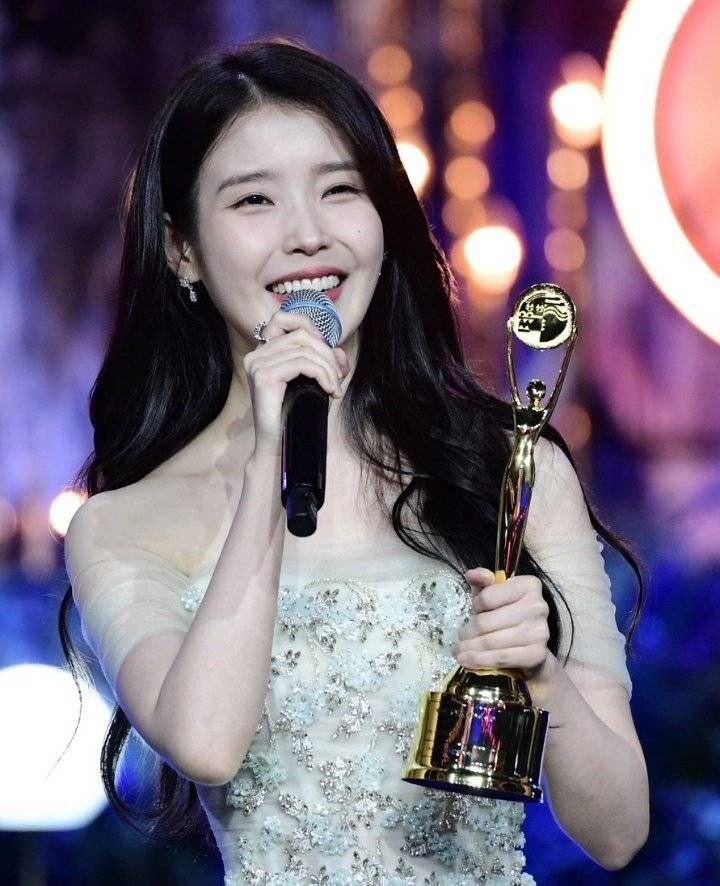 IU憑住《苦盡柑來遇見你》拿下青龍視后。