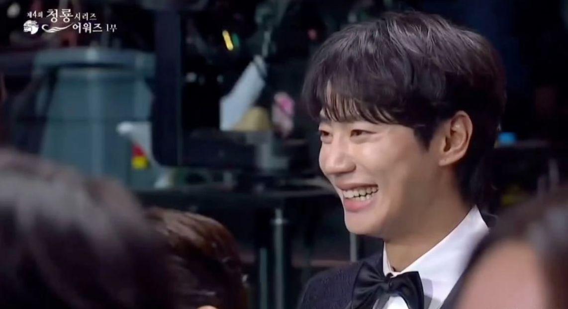 鏡頭繼續拍下李浚赫的尷尬表情。