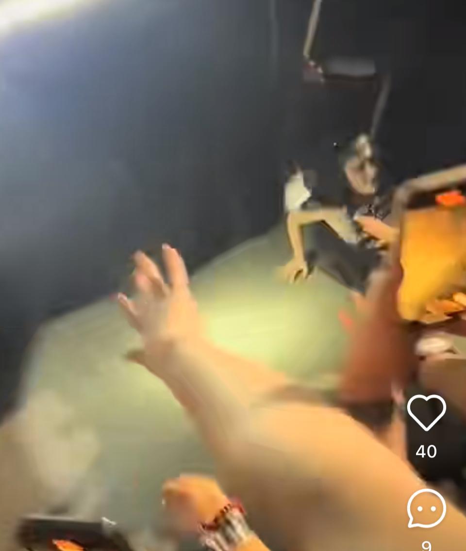 最近有網民在小紅書分享Lady Gaga於本月中在美國拉斯維加斯舉行巡迴演唱會演出時不慎跌倒。