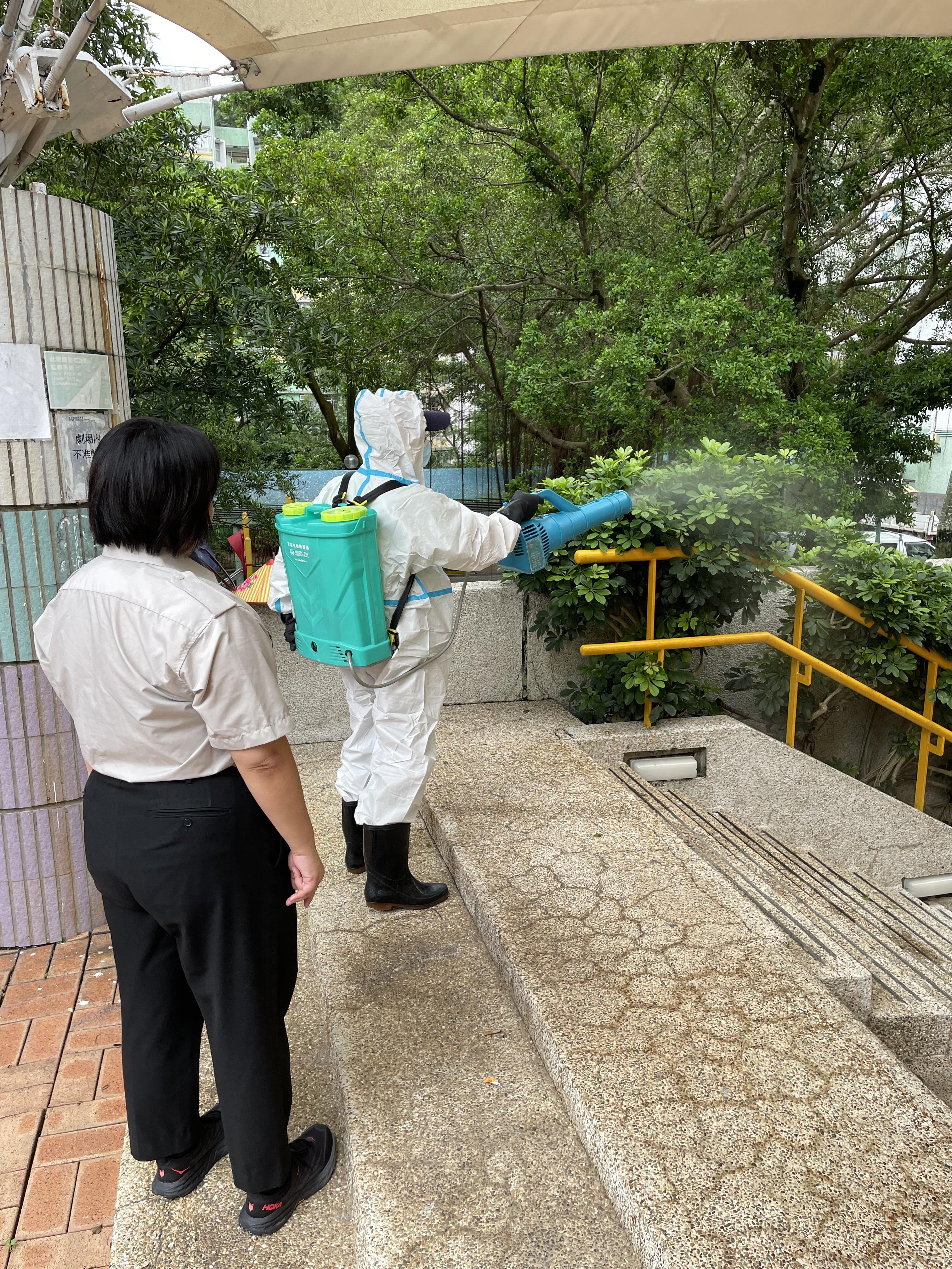 圖示其中一個房屋署轄下屋邨正進行霧化處理,以殺滅成蚊。(政府新聞處)